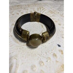 VINTAGE CAROL FOR EVA GRAHAM BLACK HORN-AGATE-BRASS HINGED BANGLE, PIN CLOSURE